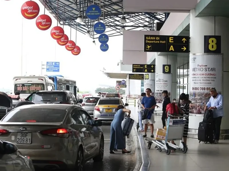Cat Ba Discovery bus dropping off passengers at Noi Bai Airport Terminal T1