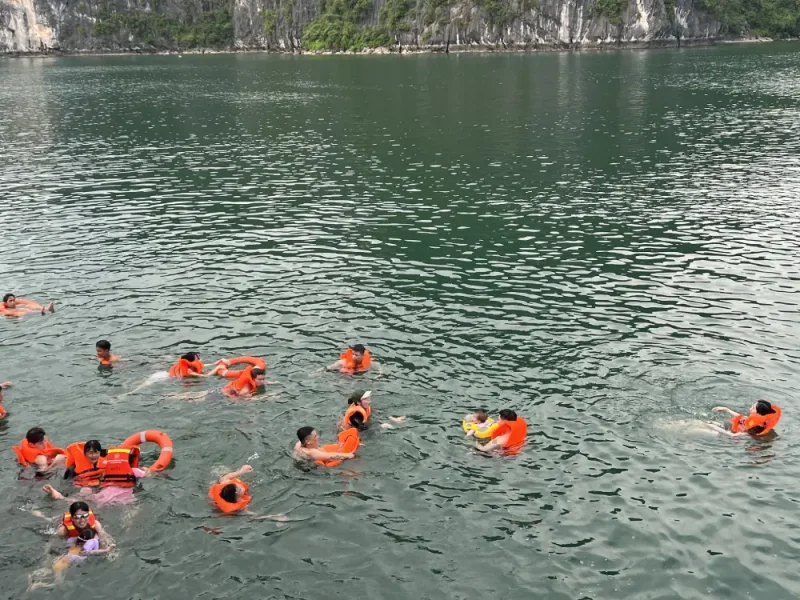 swiming in lan ha bay with D'charme Cruise