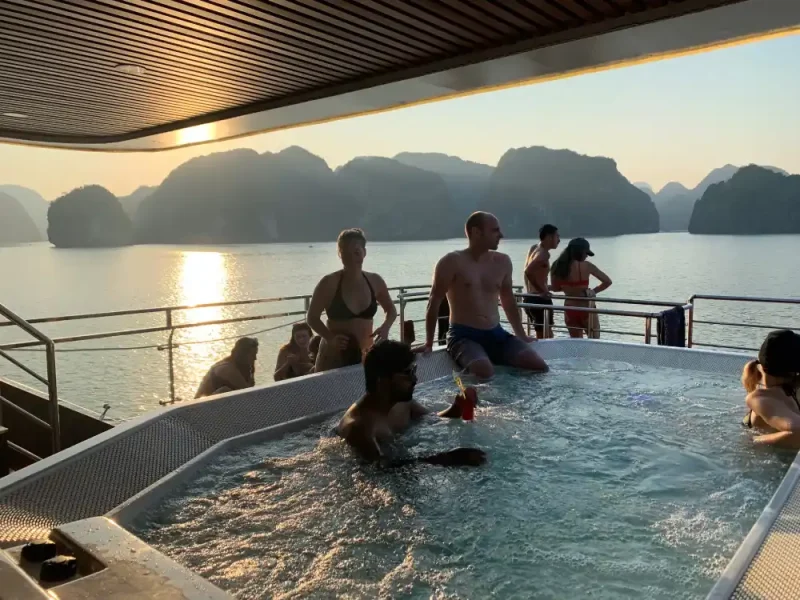 Relax in the 4-season jacuzzi under sunset